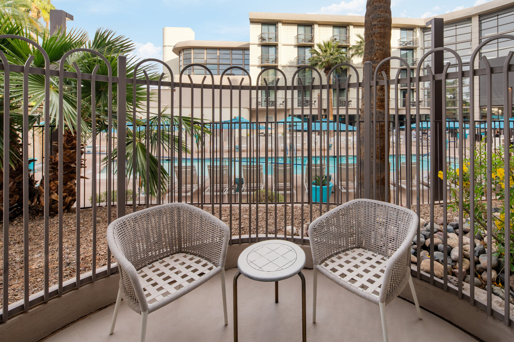 Embassy Suites Phoenix - Biltmore Room Type - 2 QUEEN STE BALCONY POOLVW