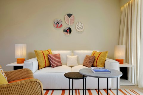 klxwi suite sitting area couch