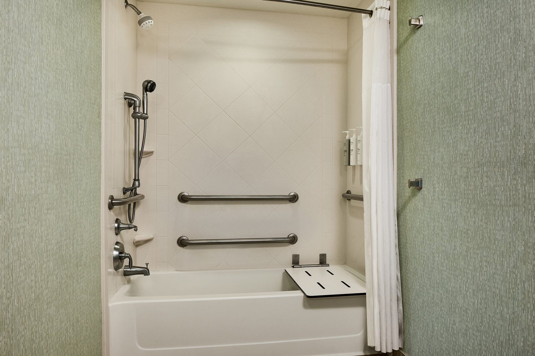 Hampton Inn & Suites by Hilton Destin Room Type - 2 QNS MOB HEAR TUB GV NS3