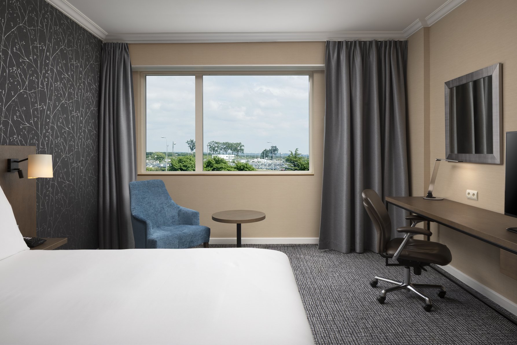 Hilton Paris Charles de Gaulle Airport Room Type - ONE KING BED ACCESSIBLE