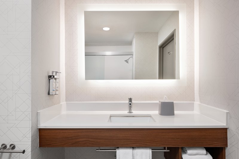 Holiday Inn Express and Suites Fresno