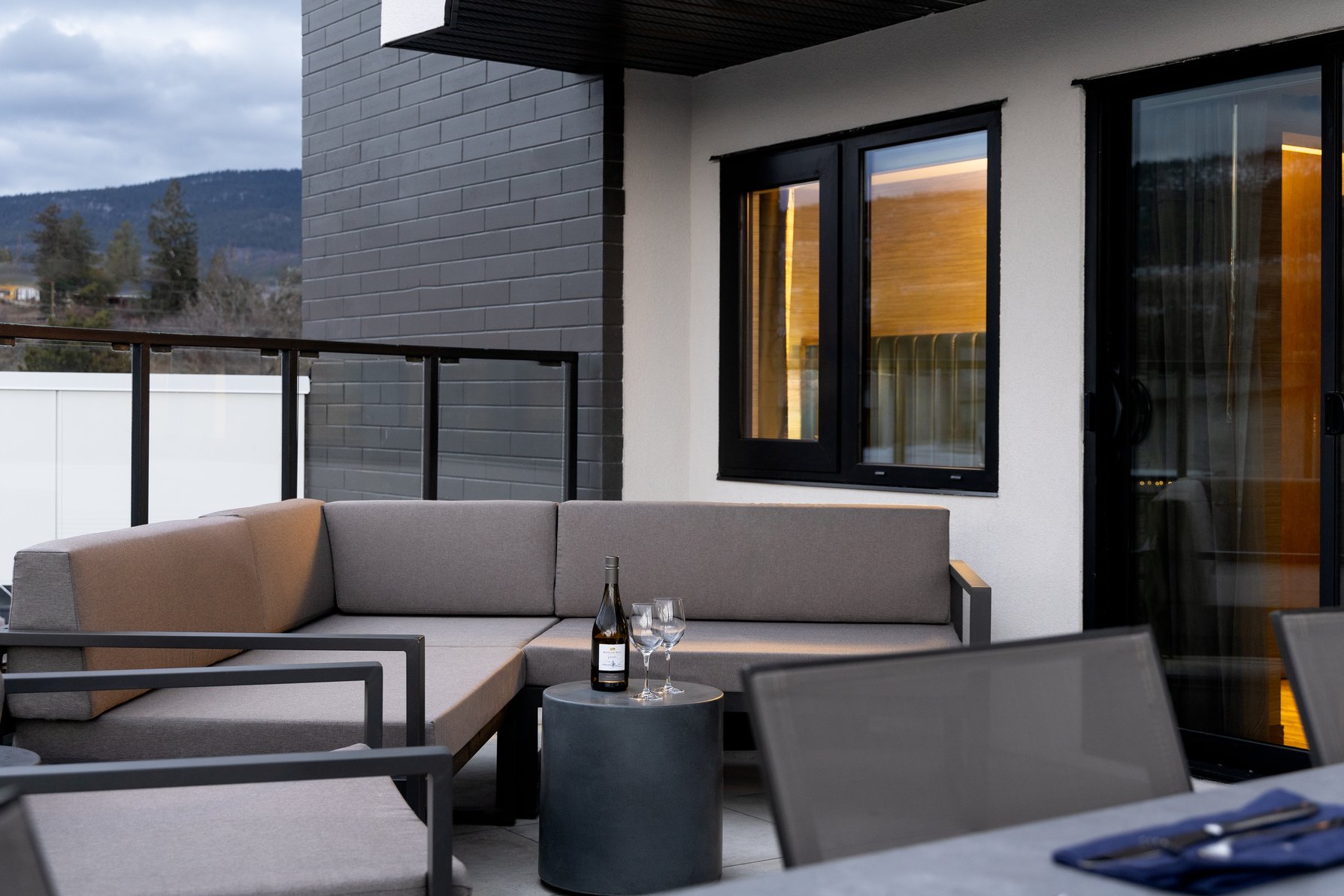 DoubleTree by Hilton West Kelowna Room Type - 1K1Q 2BDRM 2BTH KTCHN-DECK
