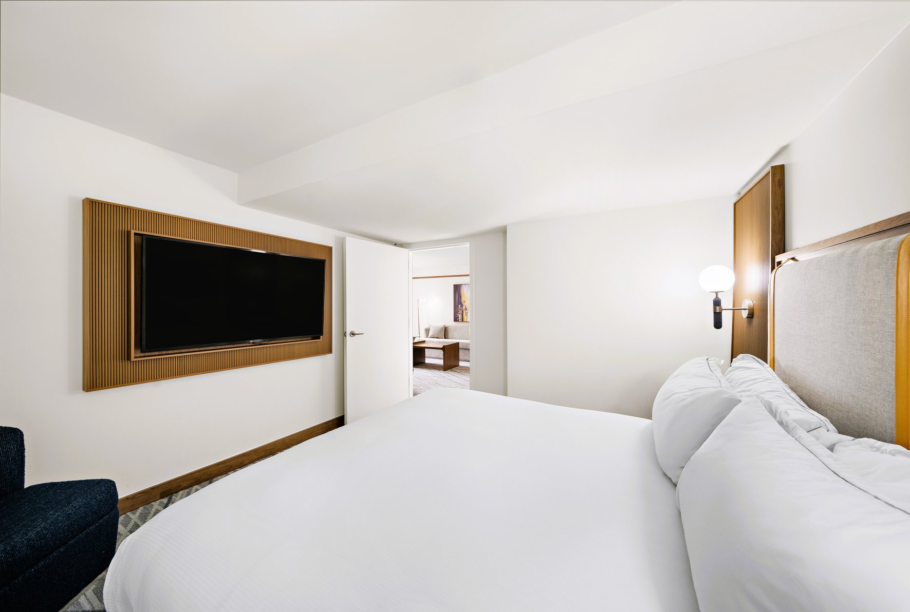 Hilton College Station & Conference Center Room Type - KING POOLSIDE SUITE PATIO