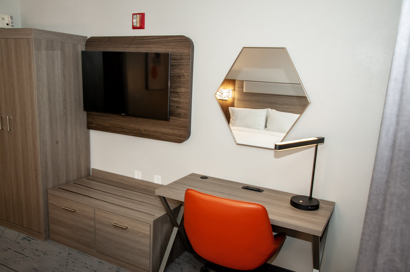 HOLIDAY INN EXPRESS AIRPORT