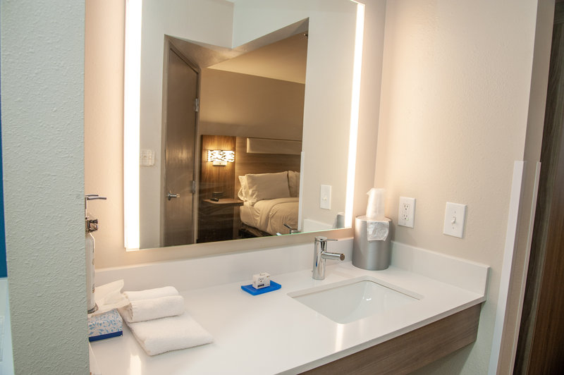 HOLIDAY INN EXPRESS AIRPORT
