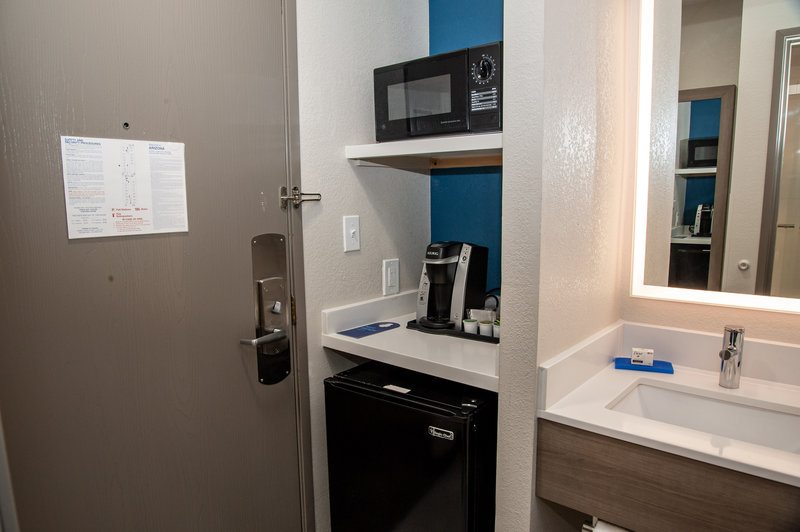 HOLIDAY INN EXPRESS AIRPORT