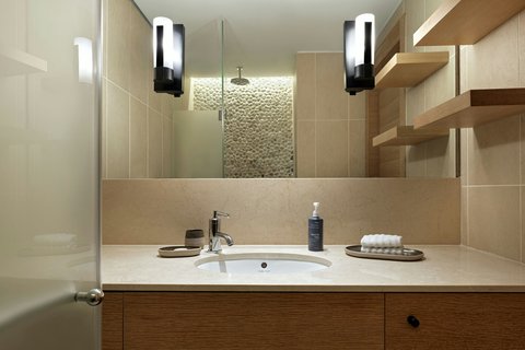 suite bathroom