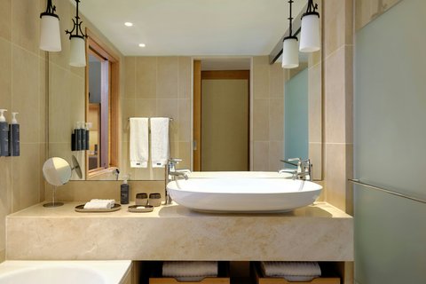 guest room bathroom