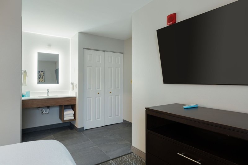 2 BDRM STE 1 KNG 1 QUEEN NONSMOKING