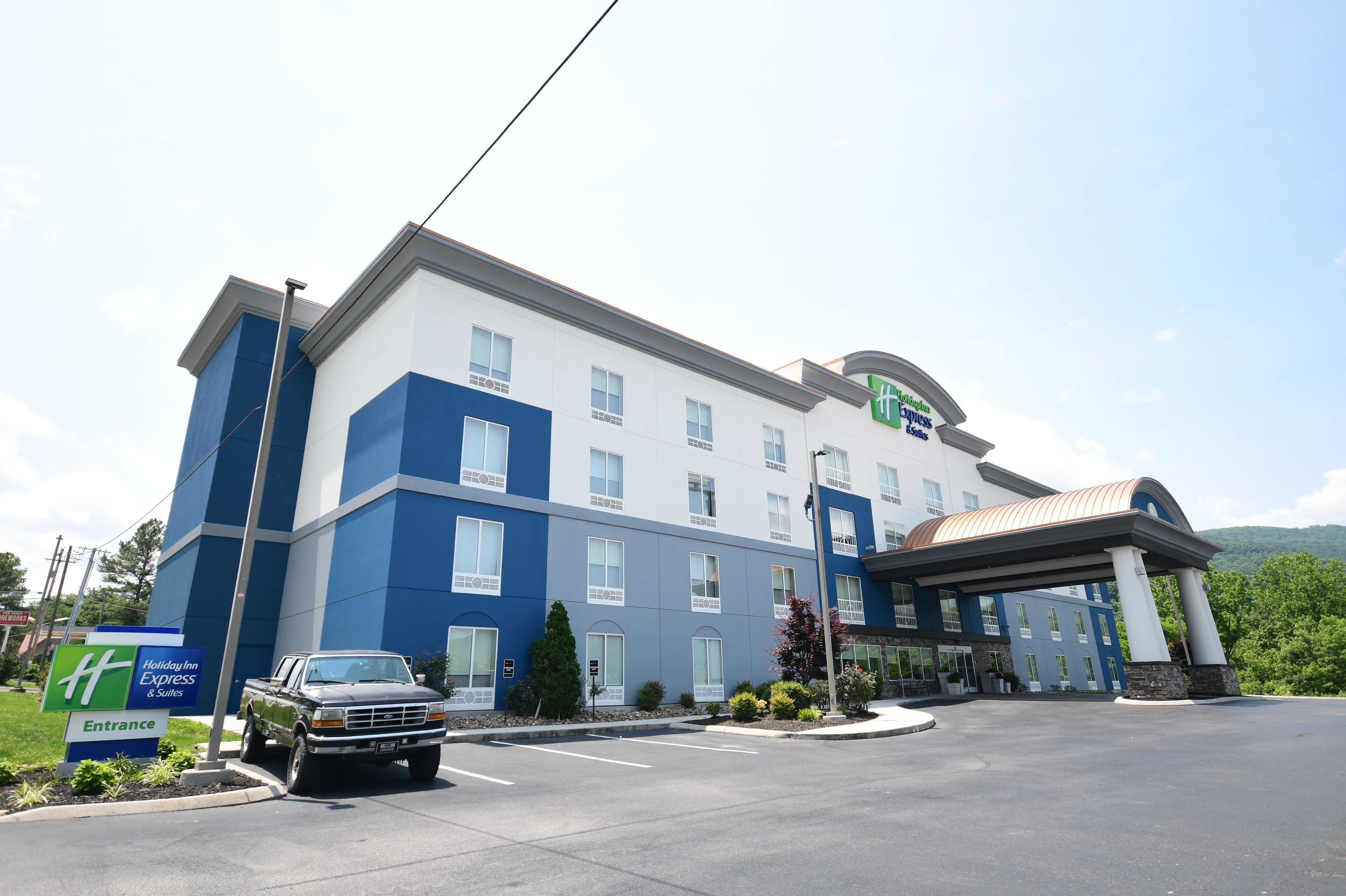 Holiday Inn Express Suites Caryville