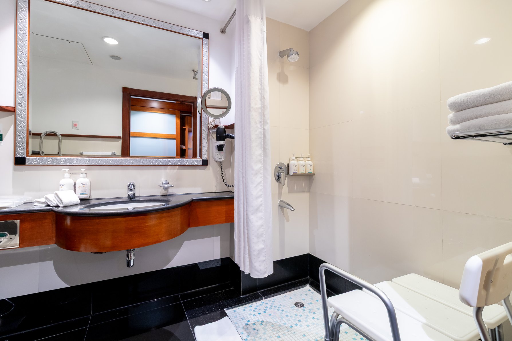 Holiday Inn KUWAIT SALMIYA Room Type - Accessible King Room with Pool View Holiday Inn KUWAIT SALMIYA Room Type - Accessible King Room with Pool View
