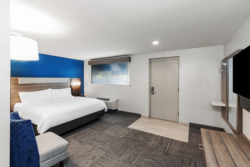 Holiday Inn Express – Military Magnolia House & Cypress Inn