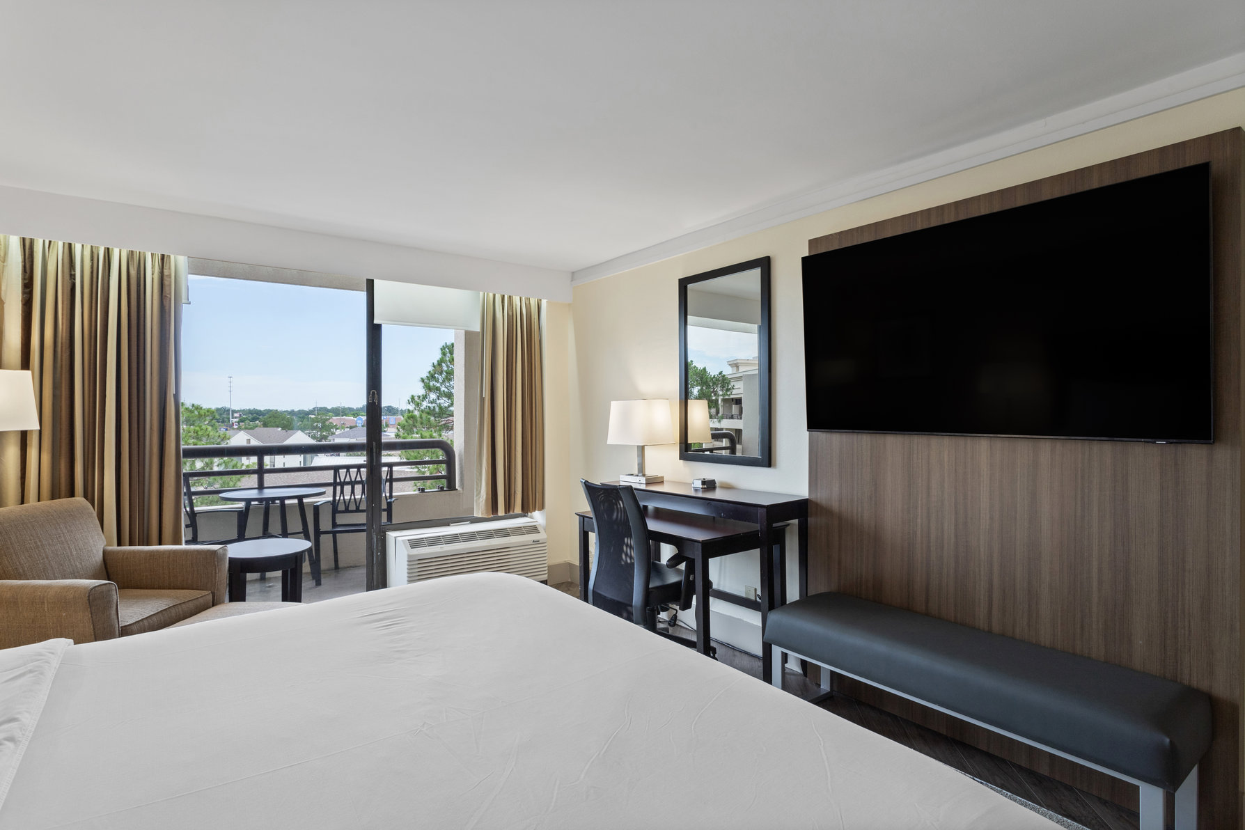 Crowne Plaza Hotel Executive Center Baton Rouge Room Type - 1 King Premium Pool View Balcony Crowne Plaza Hotel Executive Center Baton Rouge Room Type - 1 King Premium Pool View Balcony