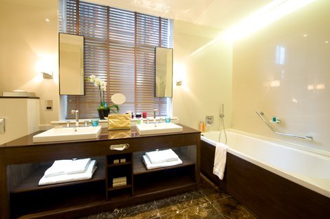 Taj 51 Buckingham Gate Minsters Deluxe 3 Bedroom