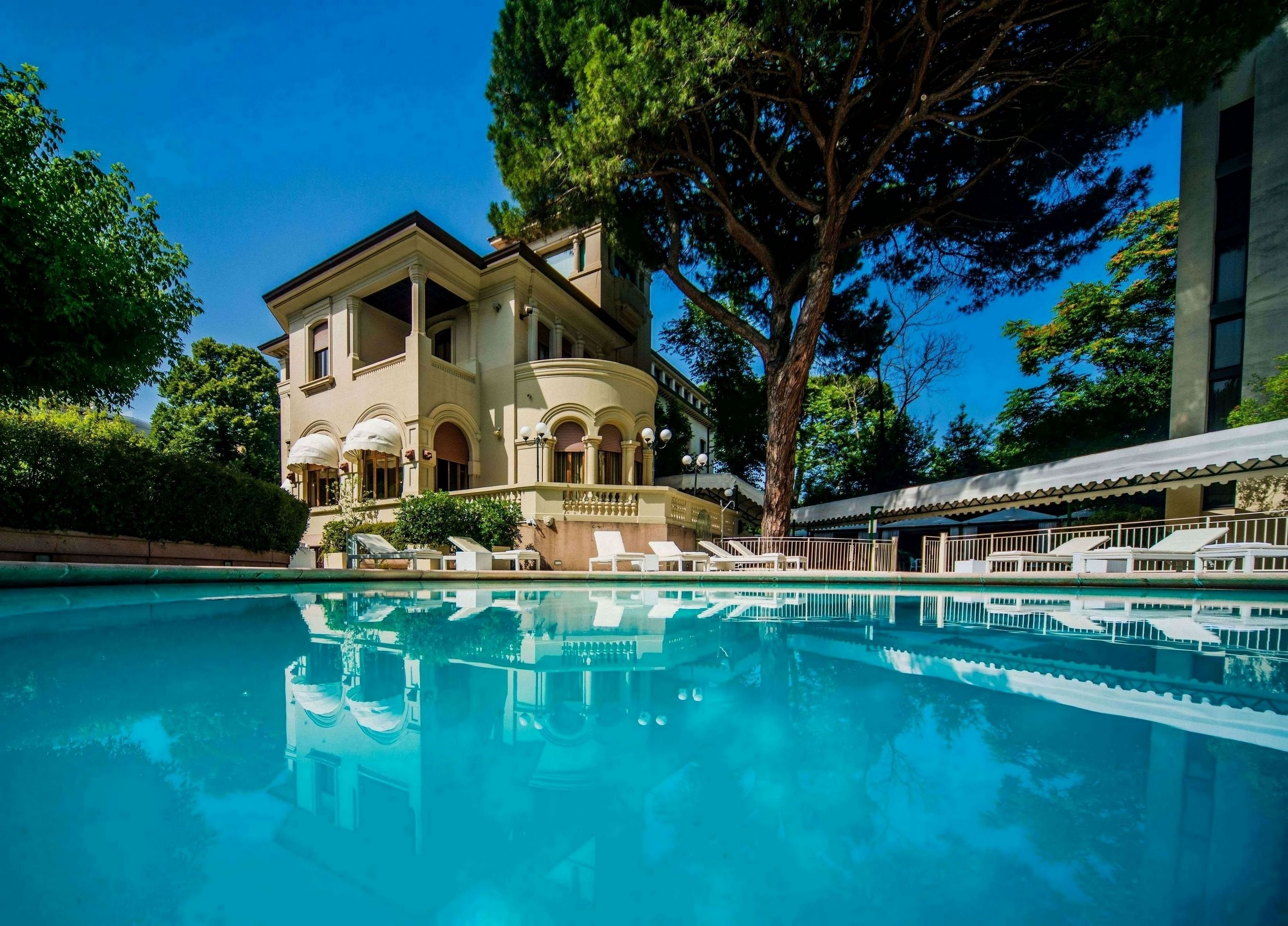 De la Ville Hotel