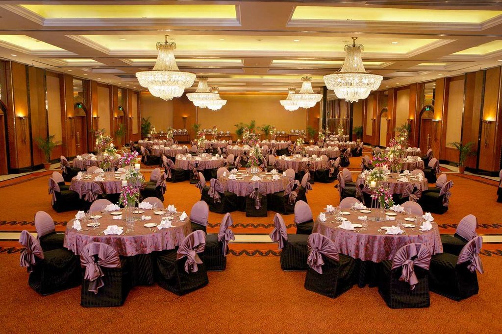 //www.cfmedia.vfmleonardo.com/imageRepo/3/0/44/910/115/DELNPHI_Royal_Ball_Room_R.jpg
