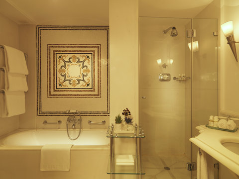 RFH Hotel Savoy - Repubblica Suite Bathroom