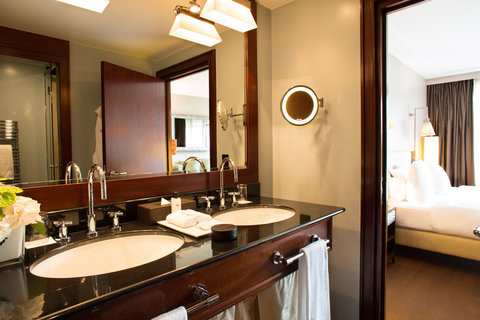 Deluxe Room - Bathroom