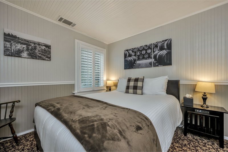 Queen Room Upstairs Rutherford