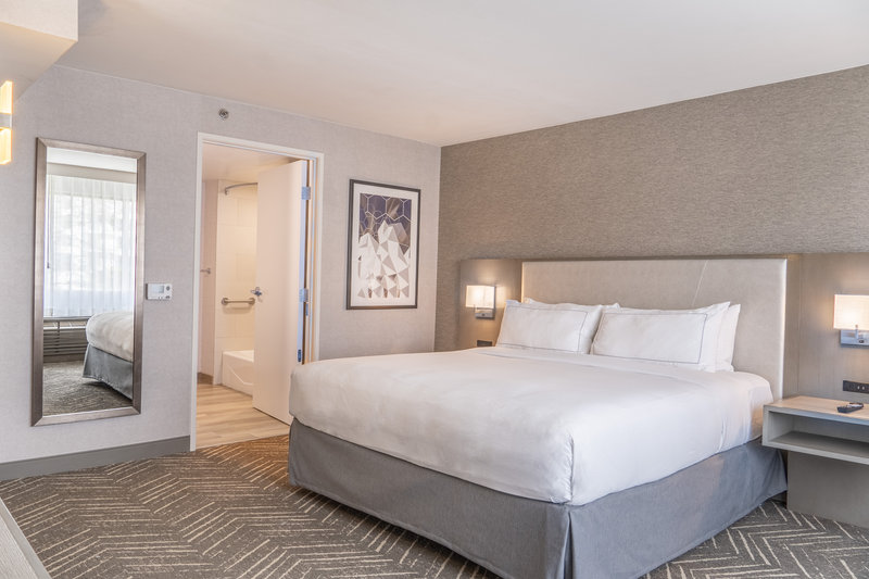 1 KING ONE BEDROOM SUITE MOBILITY ACCESSIBLE LAKE VIEW
