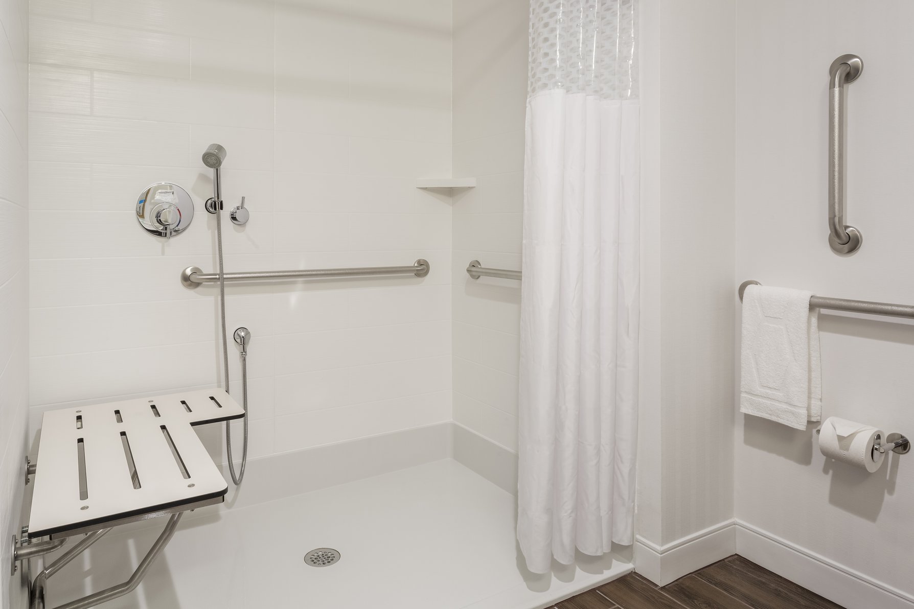 Hampton Inn & Suites by Hilton Newport/Cincinnati Room Type - 1KN CITY MOB HR RIS STU NS