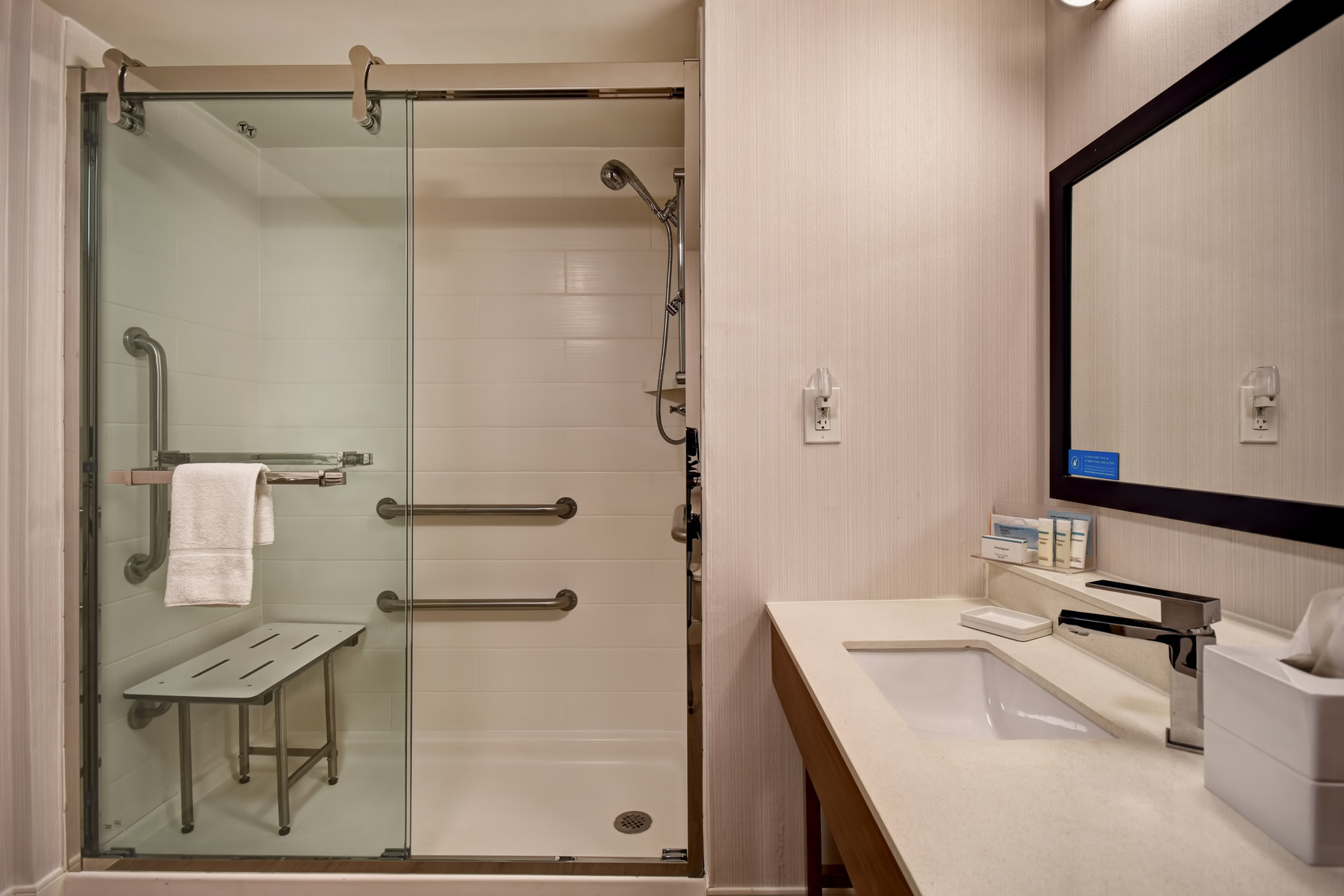 Hampton Inn by Hilton Auburn Room Type - 2Q MB HEA ACC 3X3SH NS SFB