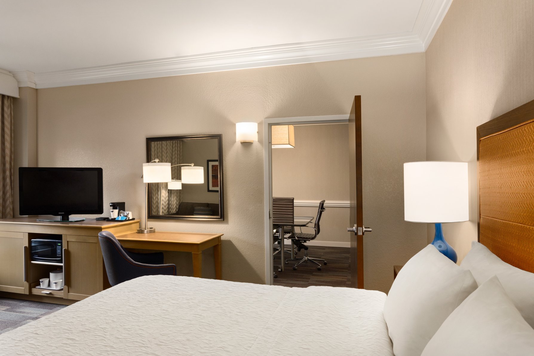 Hampton Inn by Hilton Fort Smith Room Type - BOARD ROOM SUITE NONSMOK