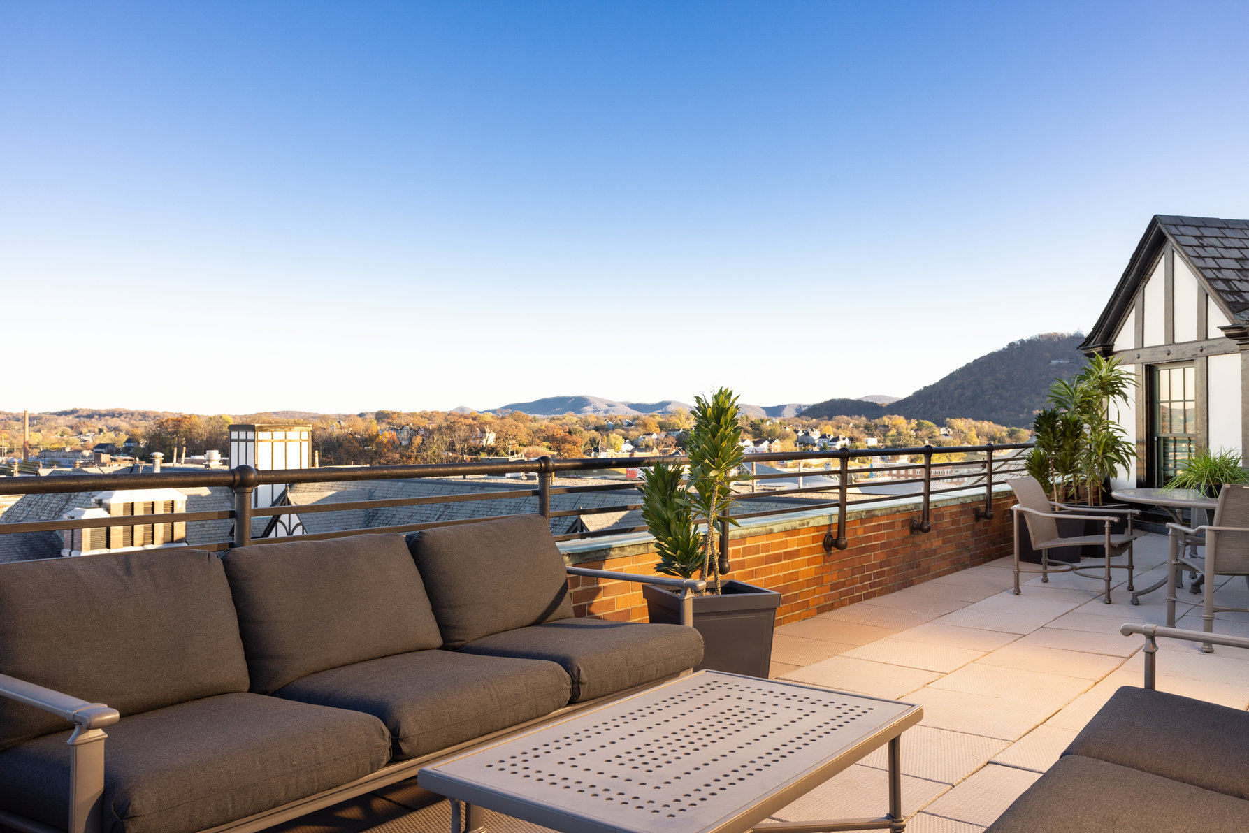 Hotel Roanoke & Conference Center, Curio Collection by Hilton Room Type - 1K 1BDRM COMMONWEALTH STE