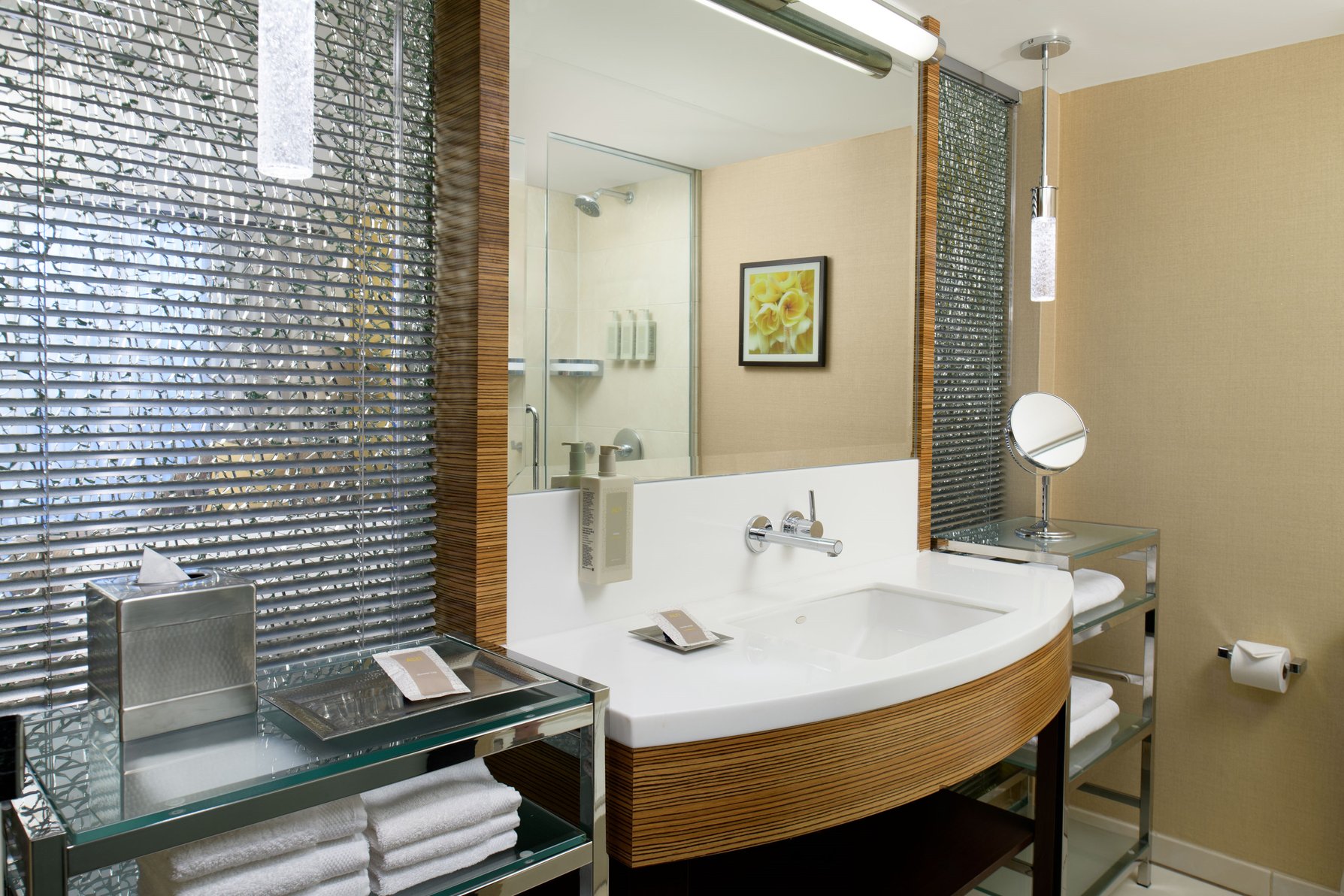 Hilton Waikiki Beach Room Type - 1K PREM MNT VW HEARING ACC