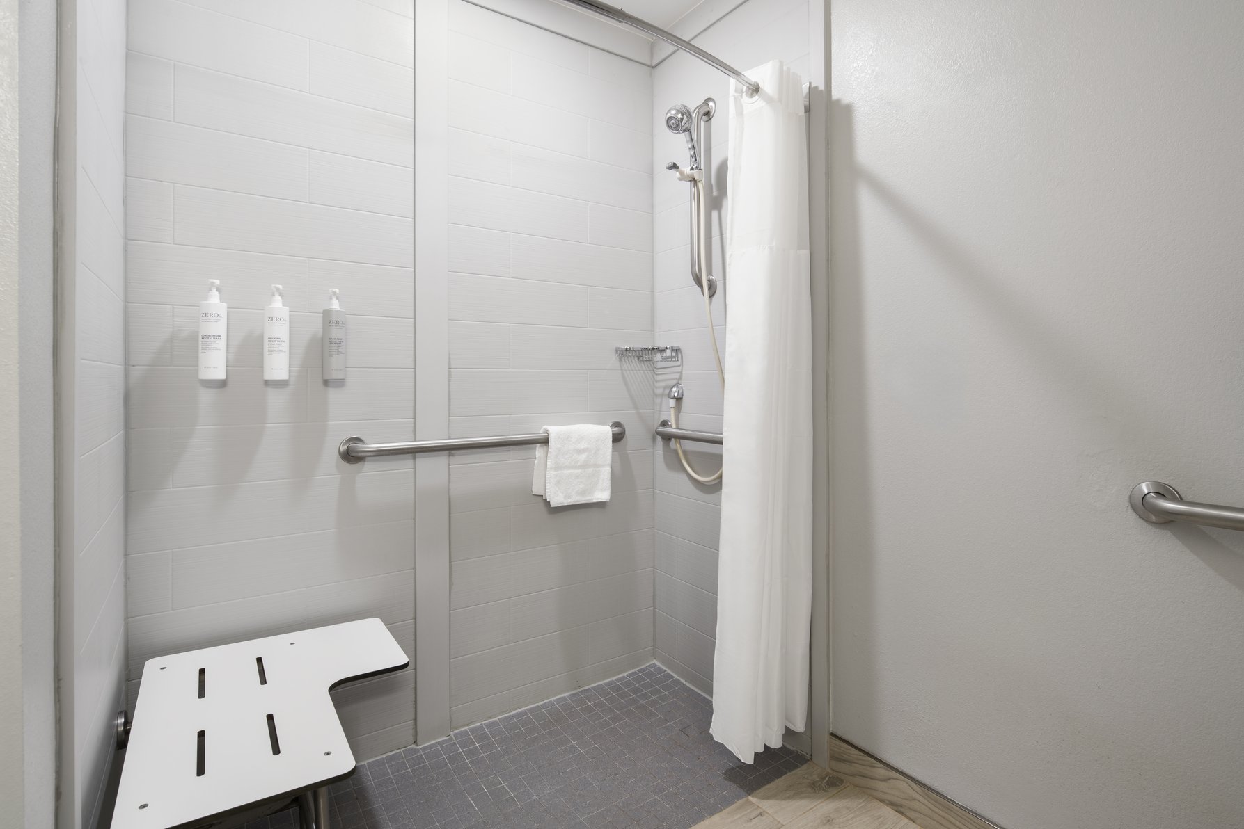 Hampton Inn Stafford/Quantico & Conference Center, VA Room Type - 1 KNG ACC ROLLIN SHWR NS