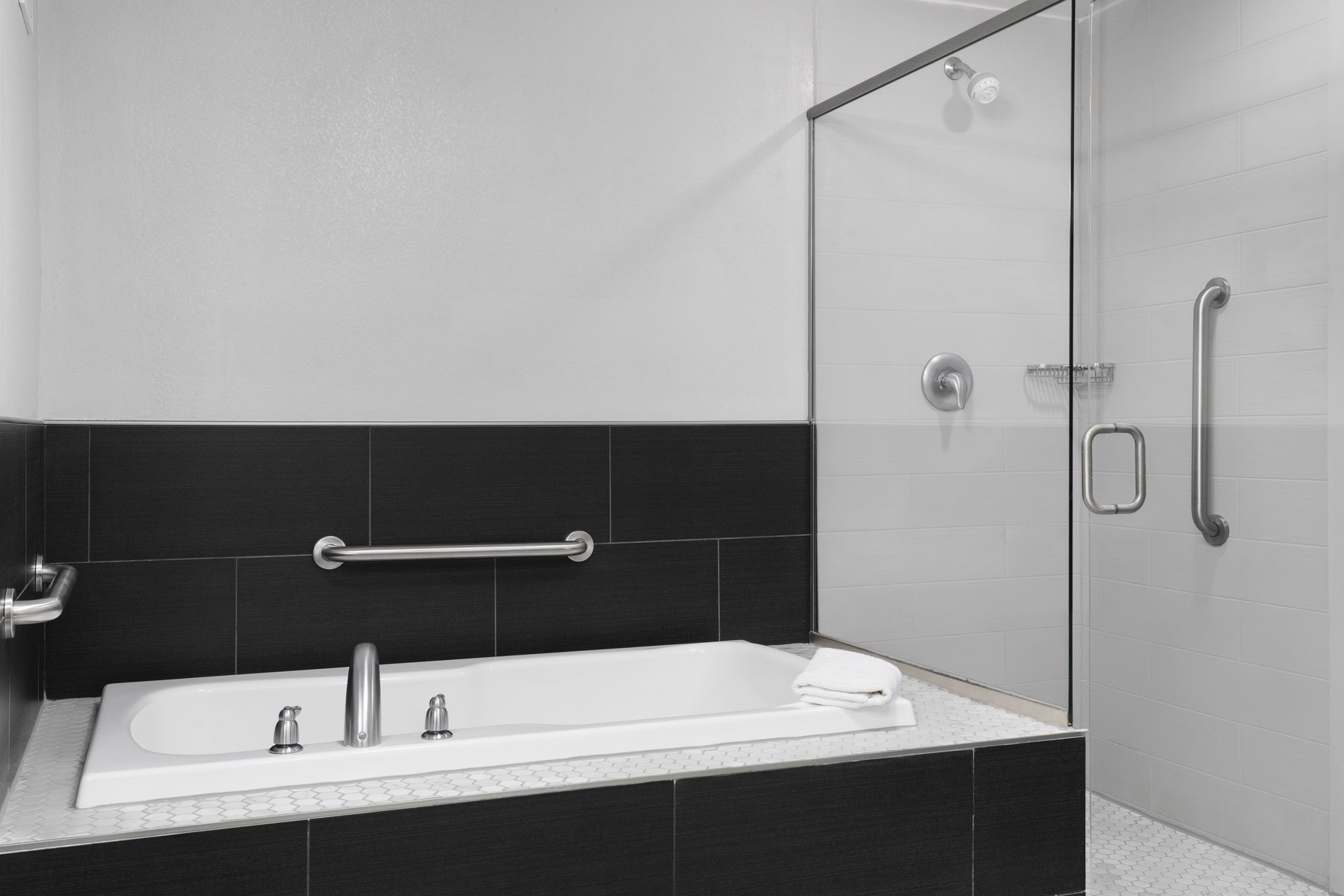 Hampton Inn Stafford/Quantico & Conference Center, VA Room Type - 1KN STDO MIC FRIDG WTBR NS