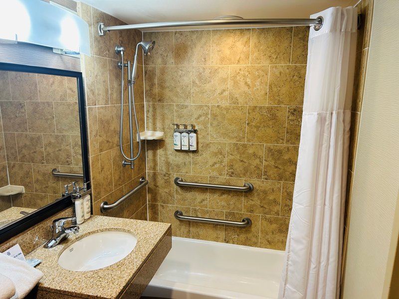 QUEEN MOBILITY ACCESSIBLE TUB NONSMOKING