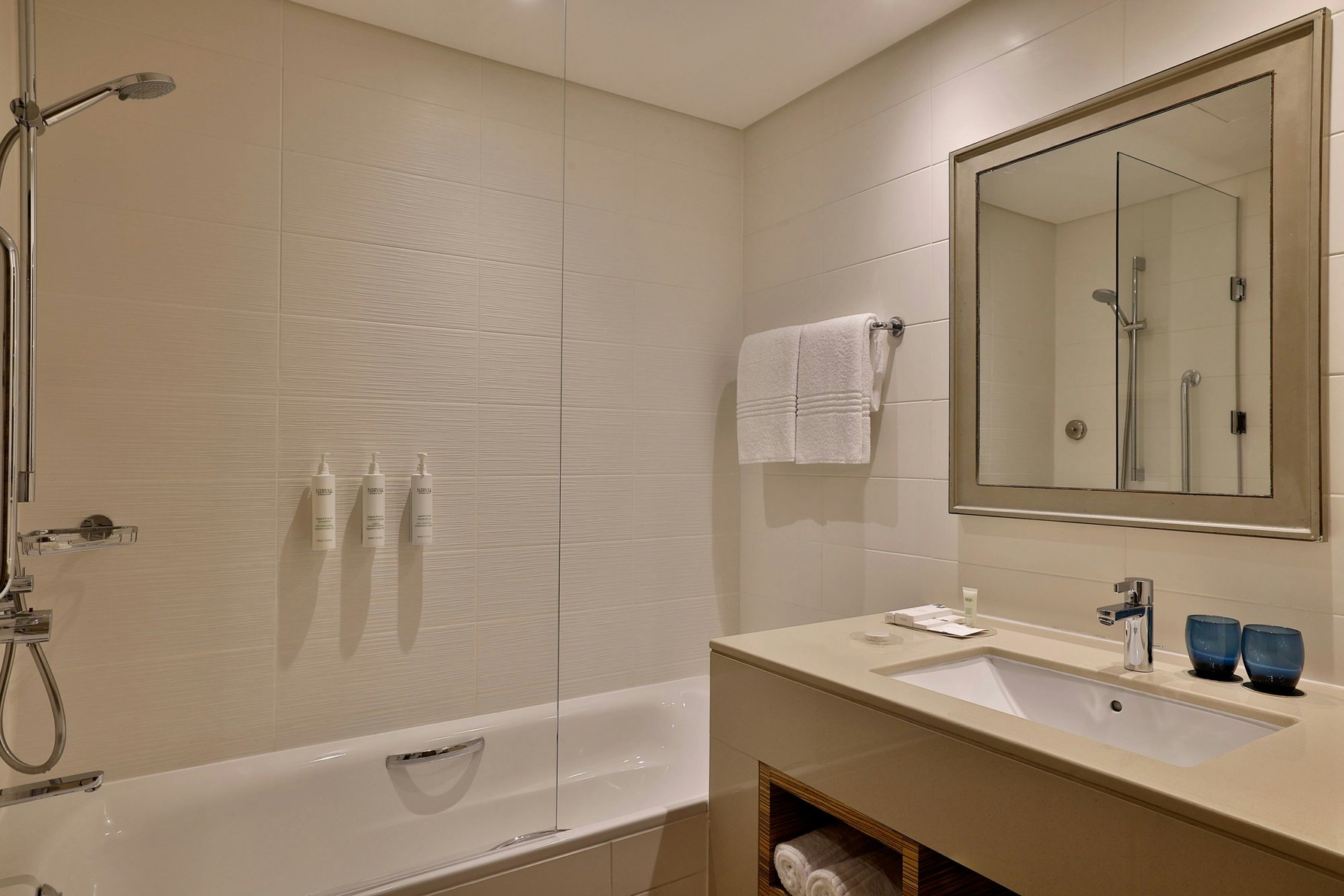Courtyard by Marriott World Trade Center Abu Dhabi Room Type - Superior Deluxe, Guest room, 2 Twin