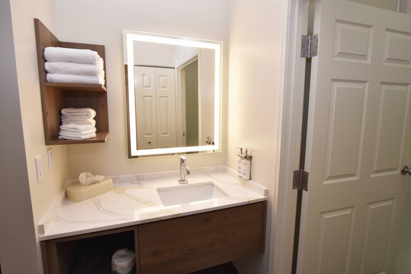 1 QUEEN BED STUDIO SUITE NONSMOKING