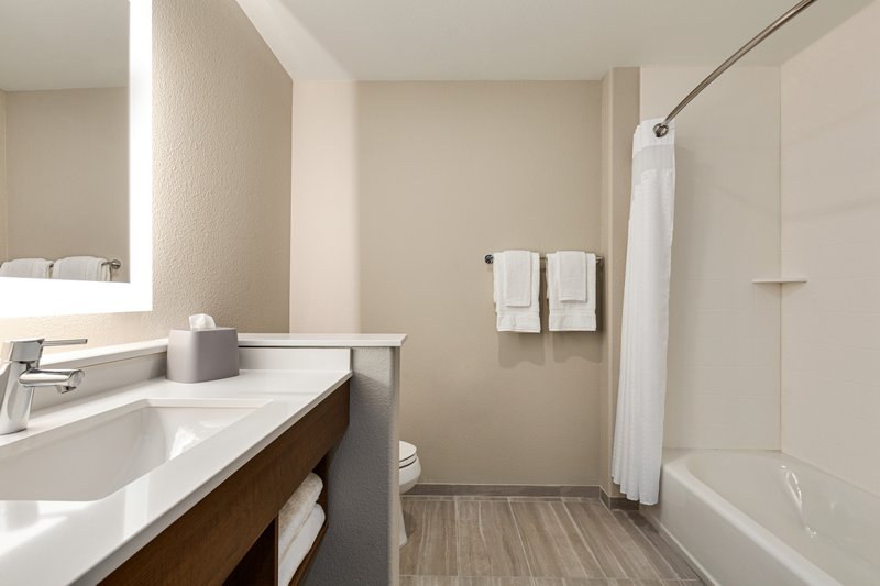Holiday Inn Express and Suites Hayward – Castro Valley
