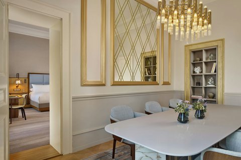 2-Bedroom Lake Front Suite - Dining Area