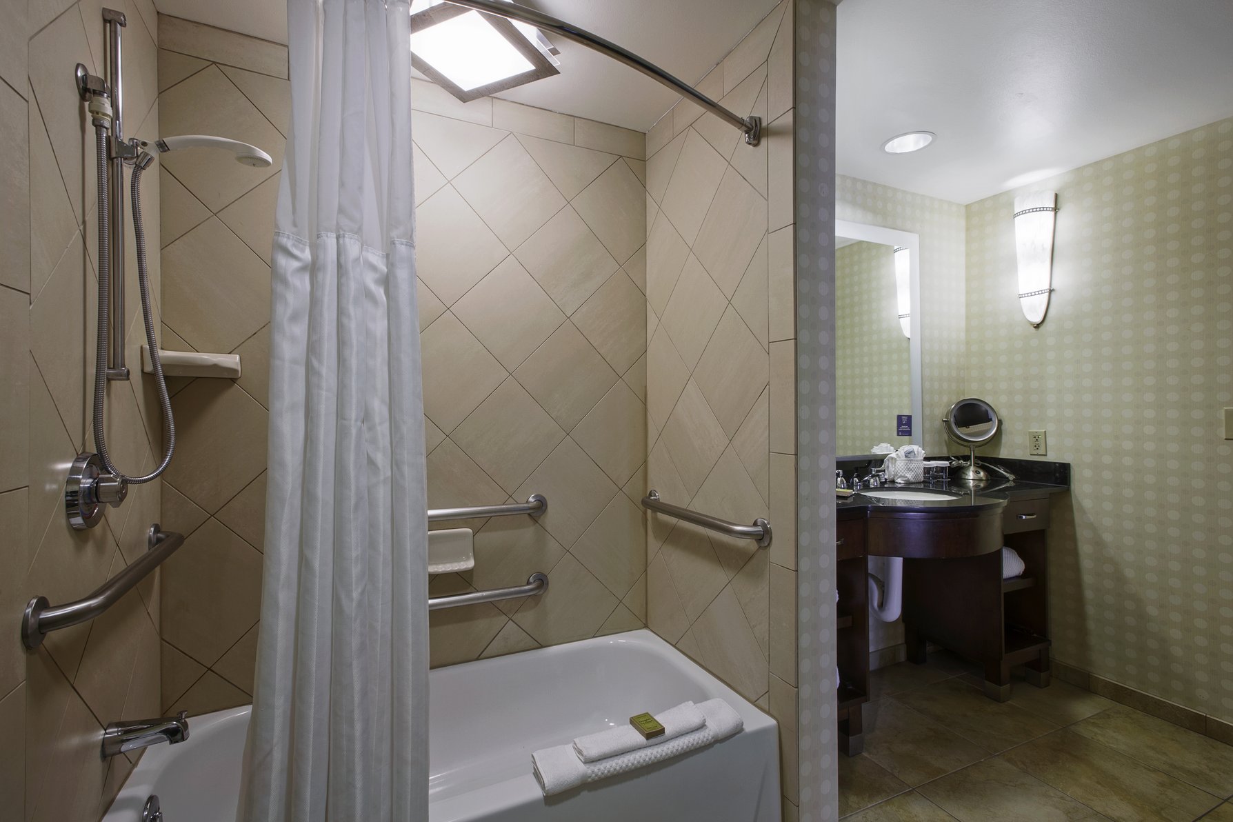 DoubleTree Suites by Hilton Bentonville Room Type - 1KG STE HEARING ACCESS TUB