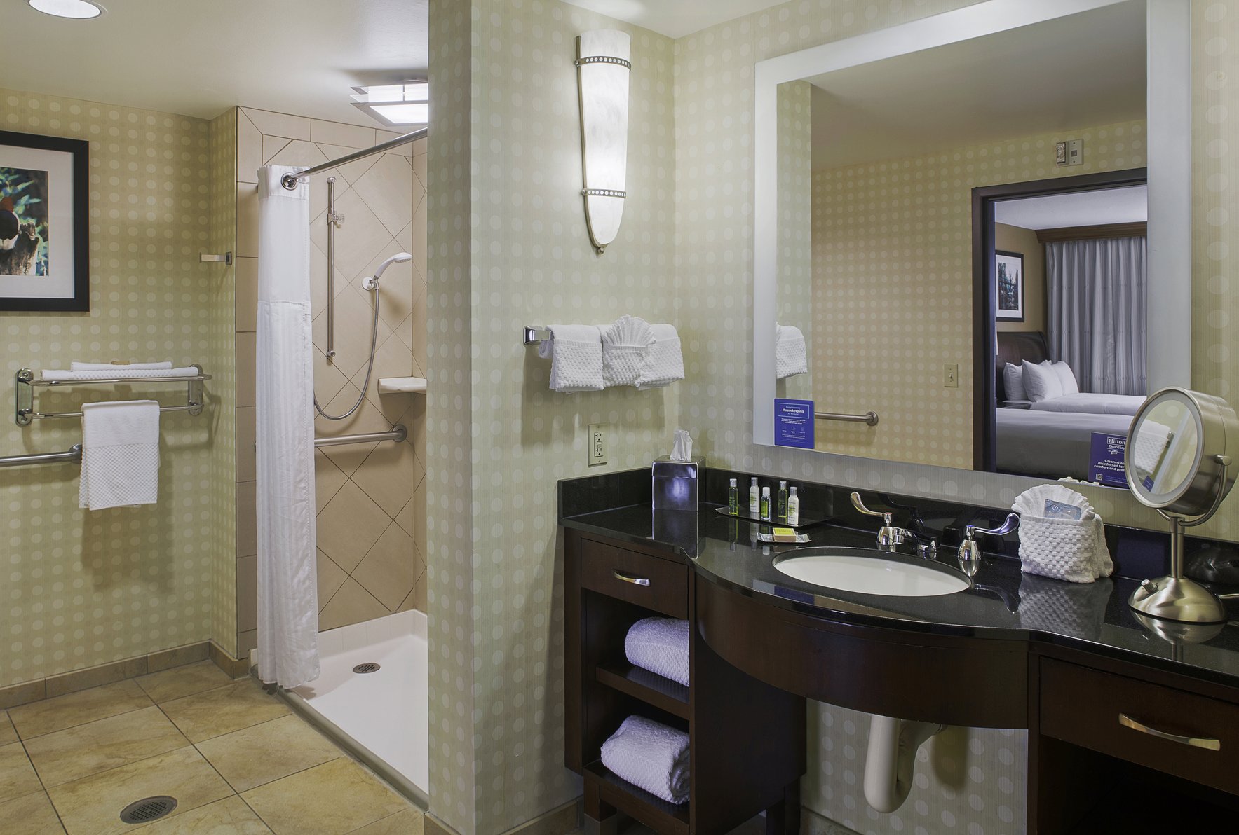 DoubleTree Suites by Hilton Bentonville Room Type - 2QN MOB HEA ACC RIS STE