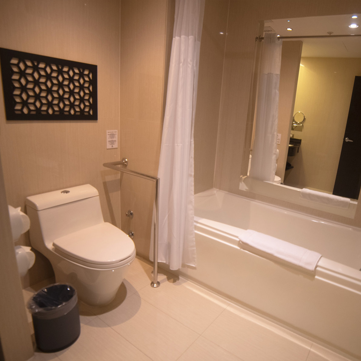 DoubleTree by Hilton Trujillo Room Type - 2 FULL MOB HEARING ACC TUB