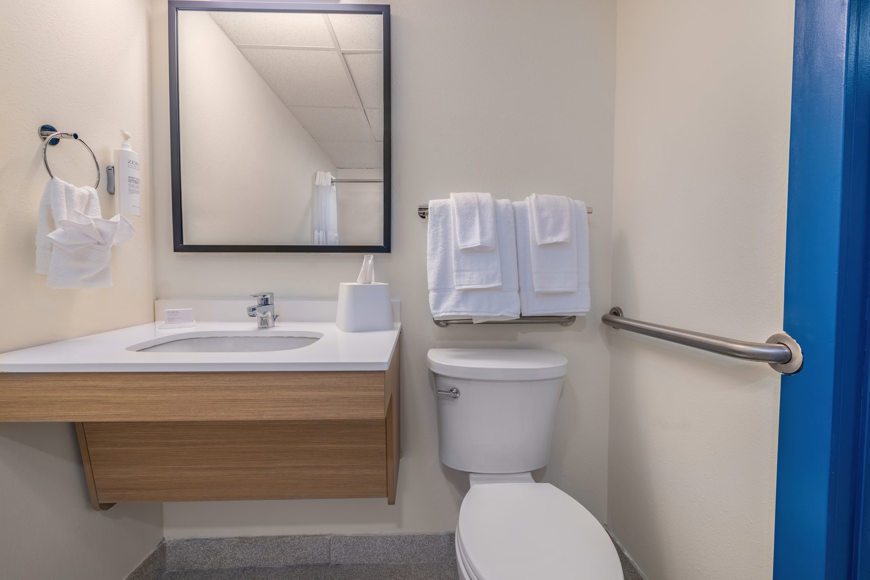 Spark by Hilton Clarks Summit Room Type - 1 KING MOBIL ACCESS RIS
