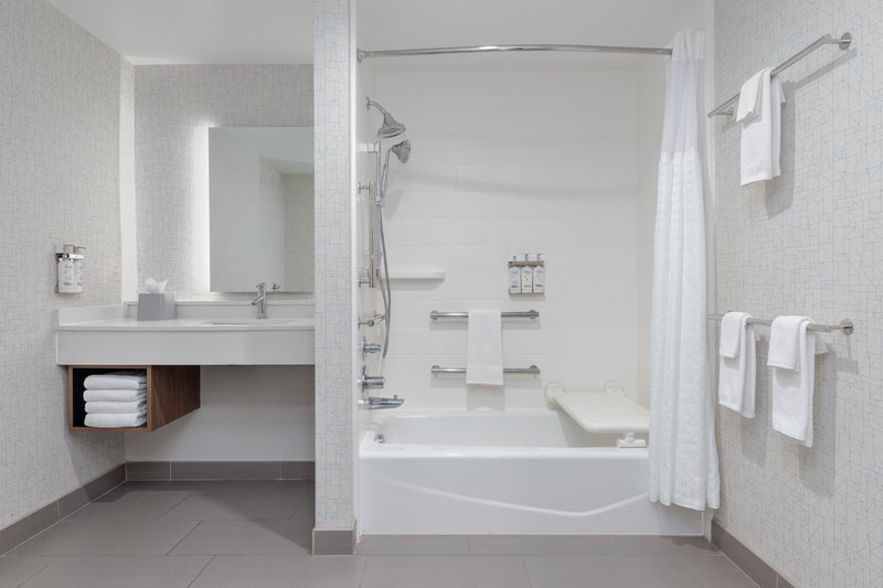 KING MOBILITY ACCESSIBLE TUB NONSMOKING