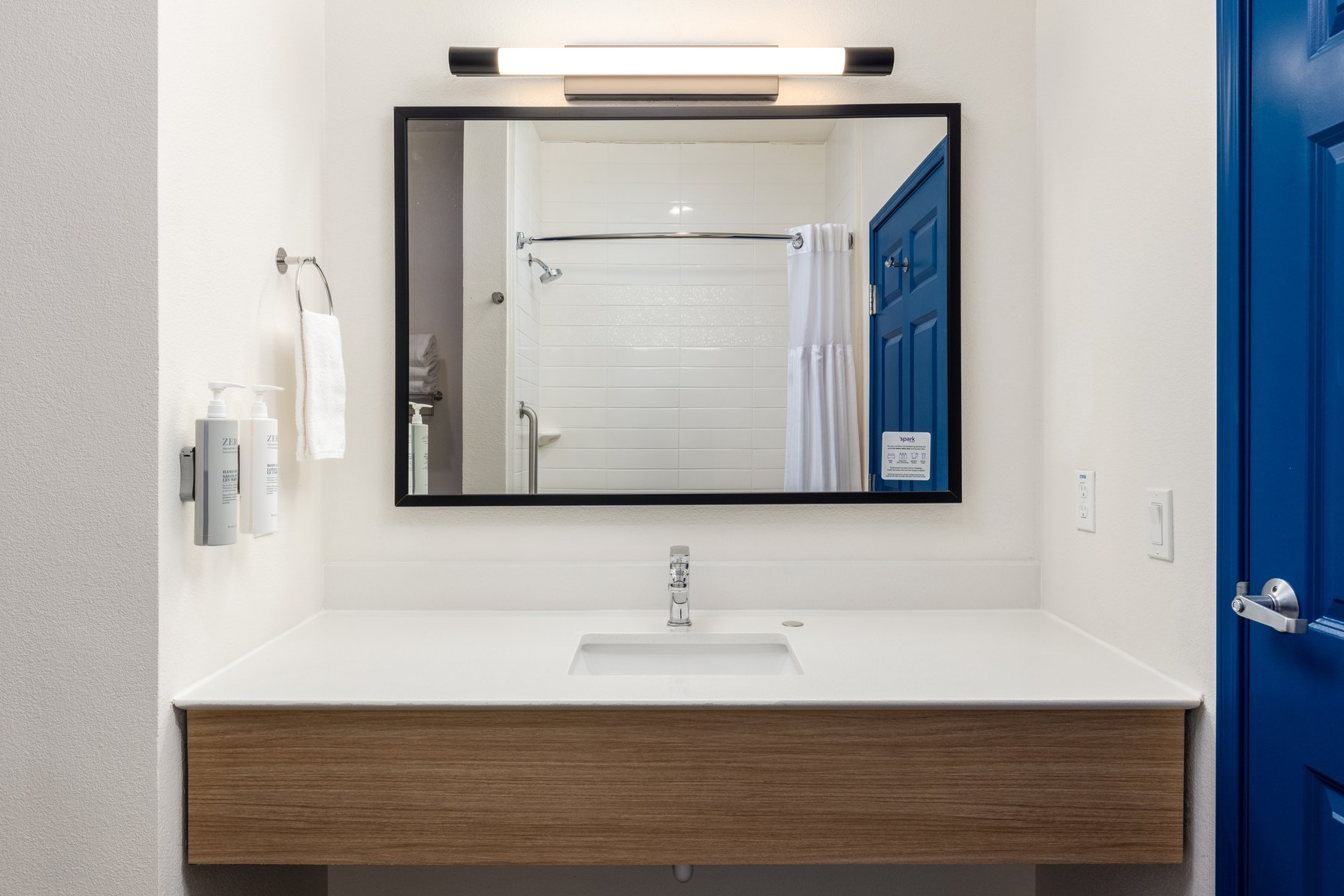 Spark by Hilton Houston West Clay Road Room Type - 1 KING HEARING ACC SUITE