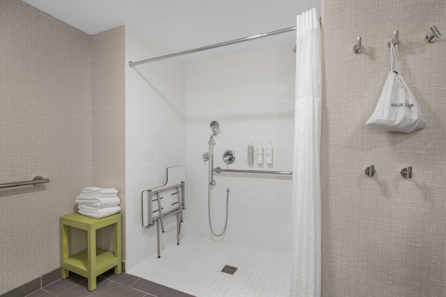 Hampton Inn & Suites by Hilton Bakersfield Central Room Type - 1KG MOB HEAR ACC RI-SHW