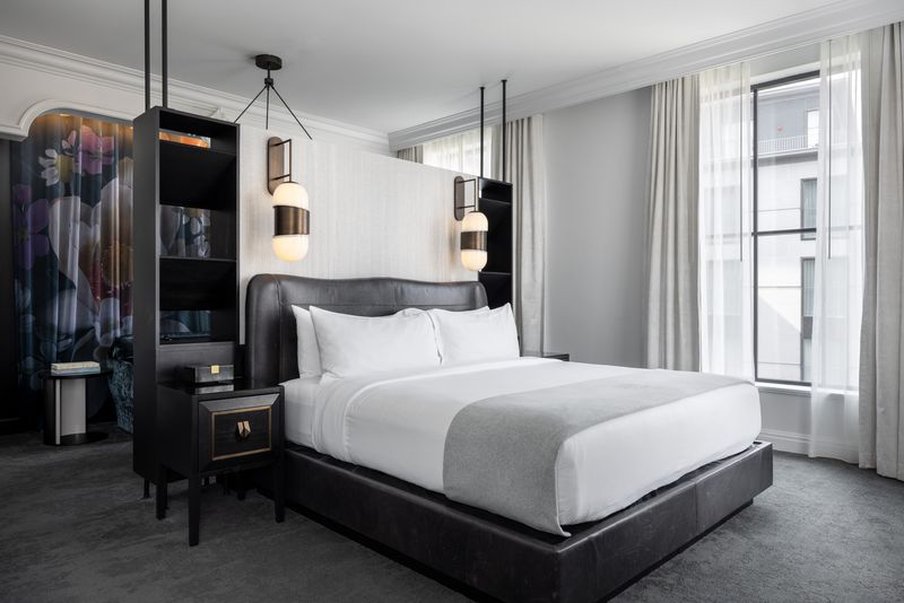 Daxton Hotel Birmingham, Curio Collection by Hilton Room Type - ATRIUM KING JUNIOR SUITE