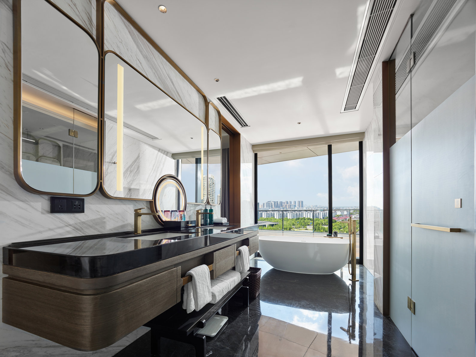 Hilton Changshu Room Type - KING PREM SUITE LAKE BALCO