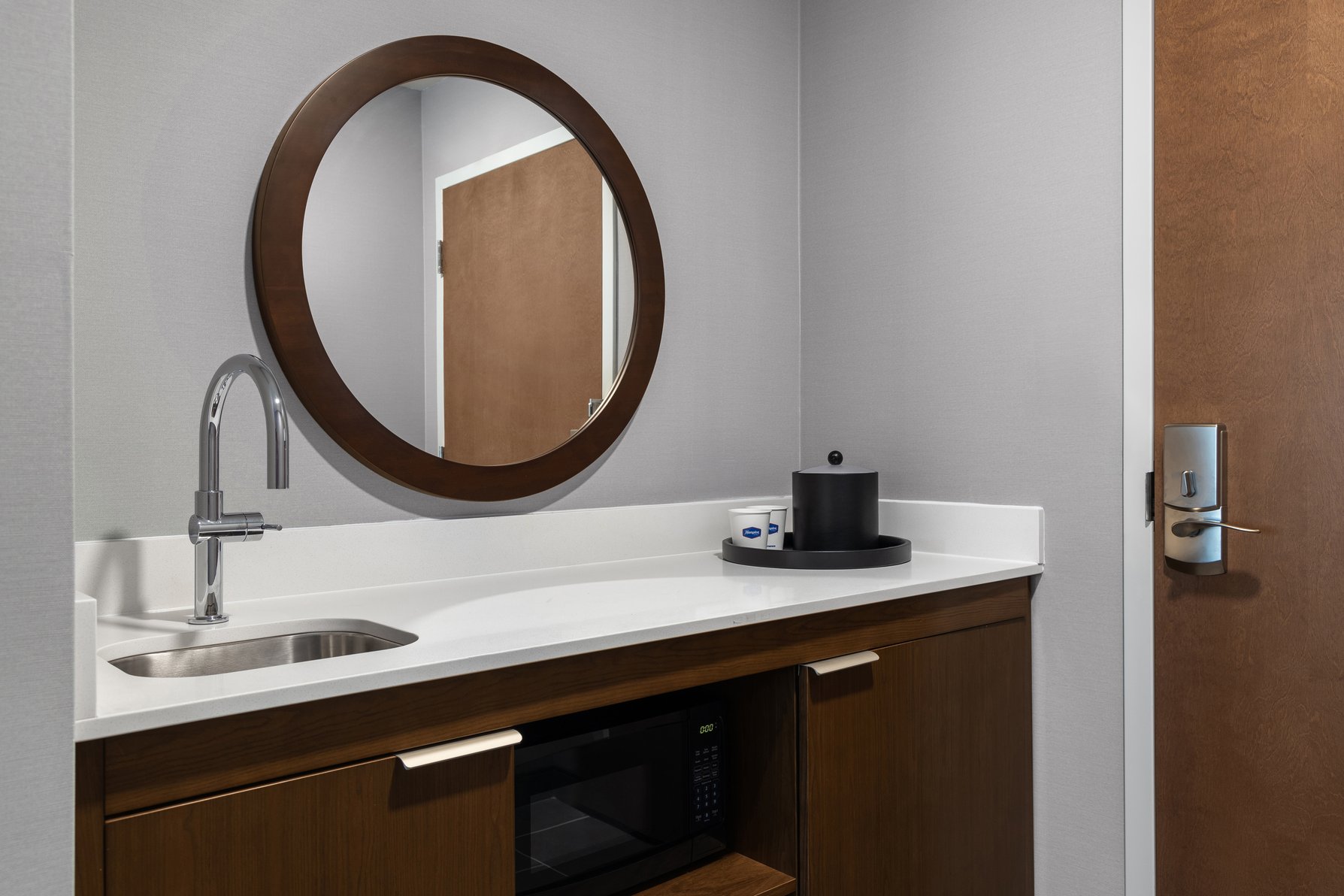 Hampton Inn & Suites by Hilton Orangeville, ON Room Type - 1 KNG STDO MIC/FRIDG/WTBR