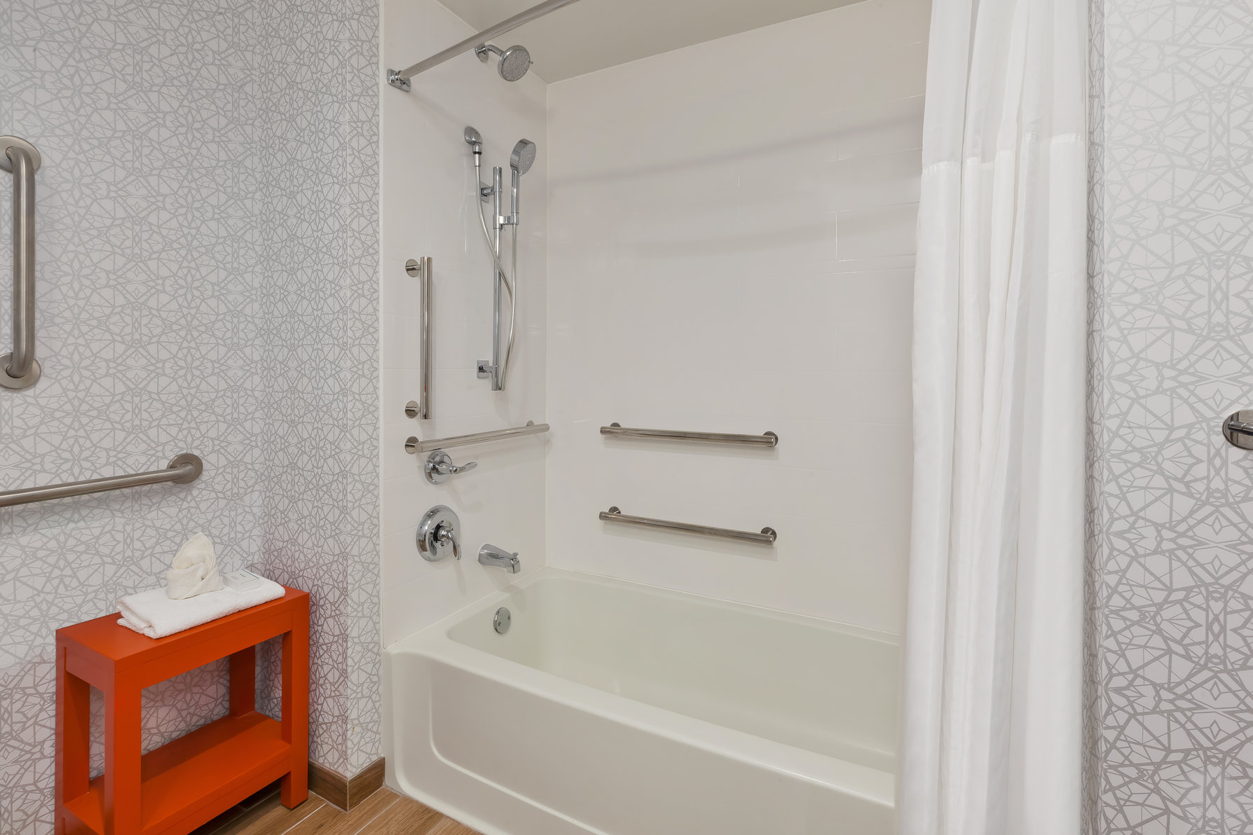 Hampton Inn by Hilton Danville, VA Room Type - 1 KNG ACCESSIBLE TUB NS