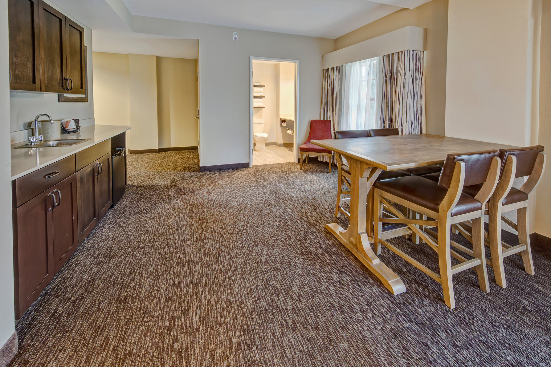 Black Fox Lodge Pigeon Forge, Tapestry Collection by Hilton Room Type - 2QN CRNR STE-BALC-RIVER VW