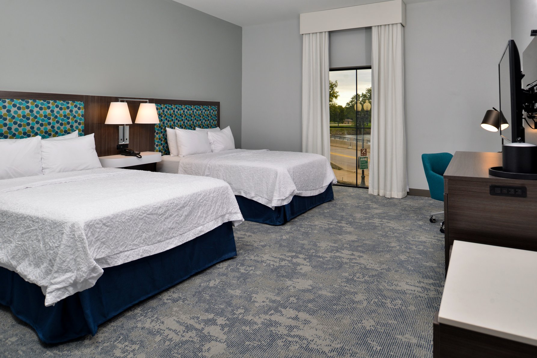 Hampton Inn by Hilton Cedar Falls Downtown Room Type - 2QN ACCESSIBLE TUB NS
