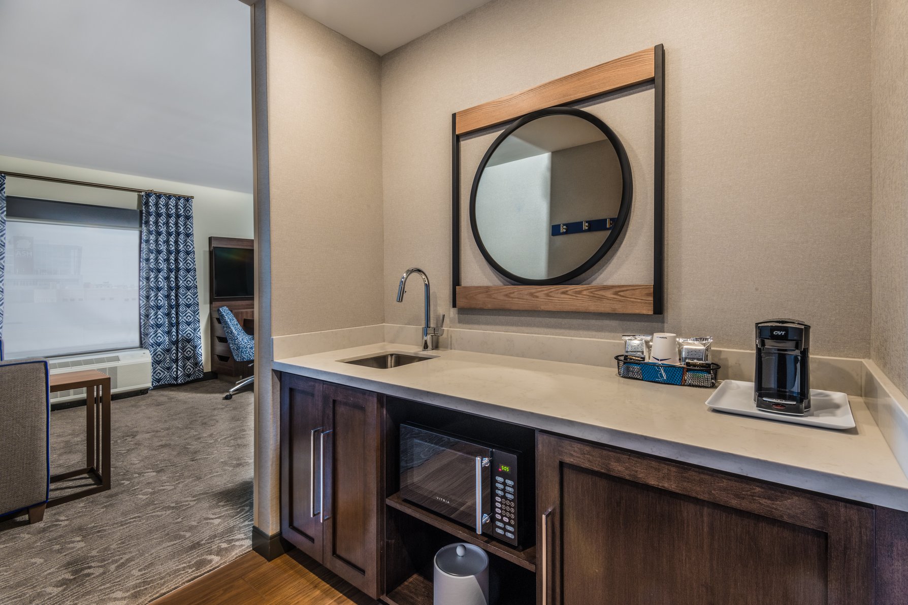 Hampton Inn & Suites by Hilton Fort Wayne Downtown Room Type - 1 KNG STE MIC FRIDG WTBR